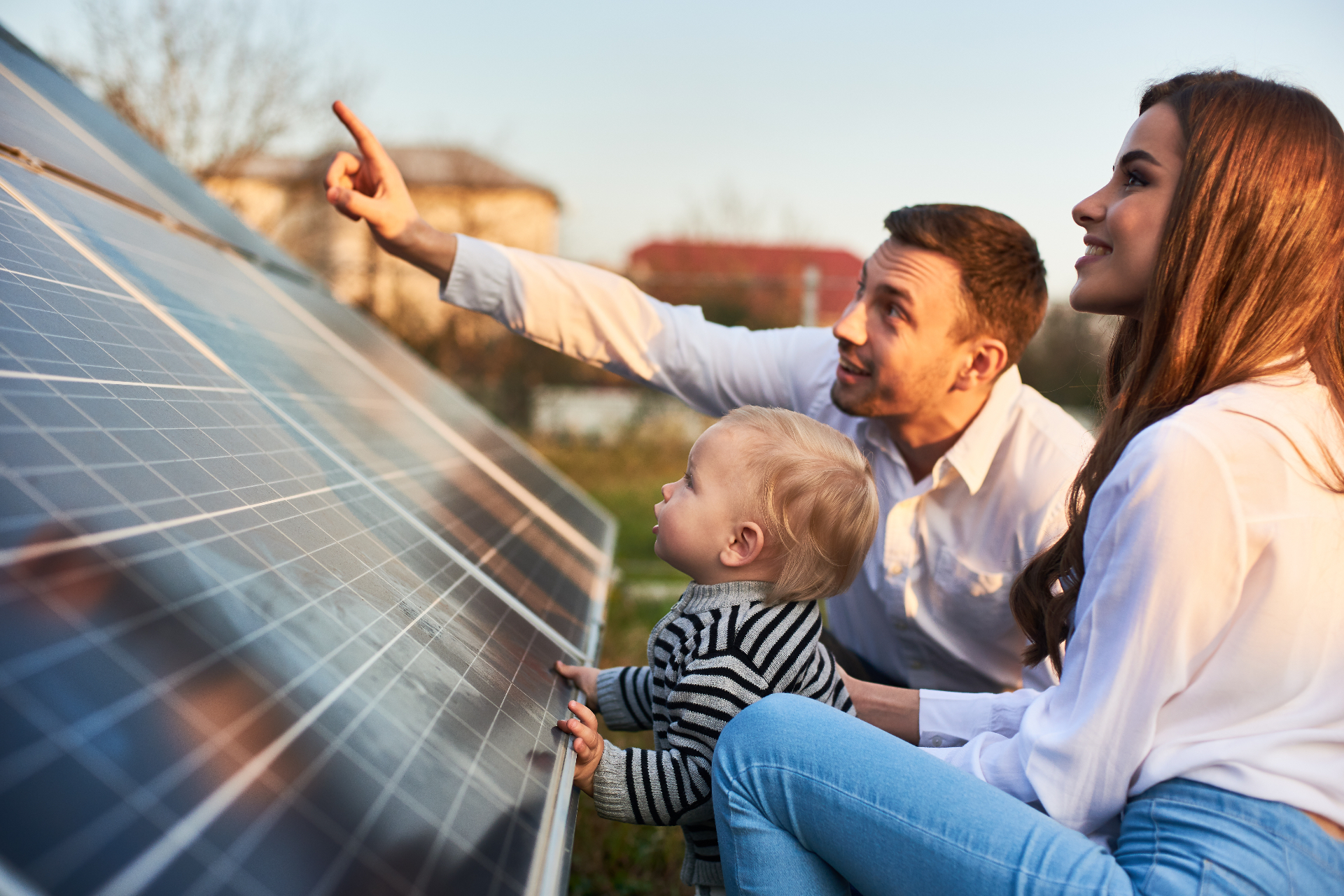 Familie im Garten vor einem Solarmodul