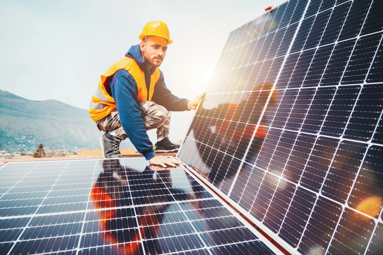 Monteur prüft die Installation einer Photovoltaikanlage